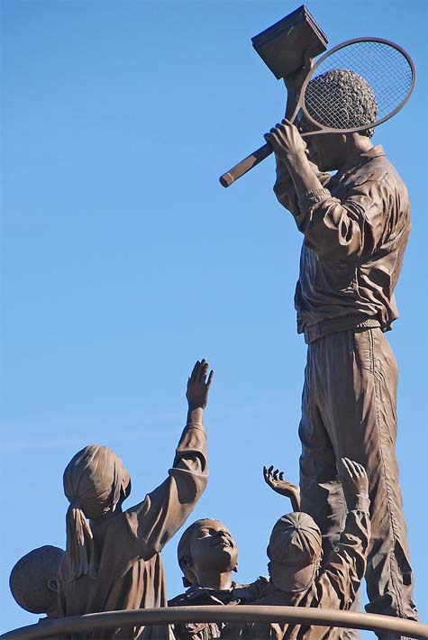 "'Ashe' -- Monument Avenue Richmond (VA) October 2015" by Ron Cogswell is licensed under CC BY 2.0